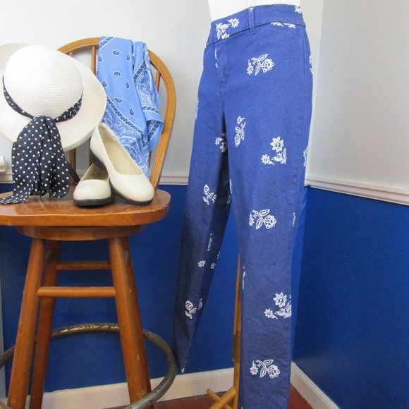 Old Navy Blue and White Floral Cropped Pants - Picture 4 of 12